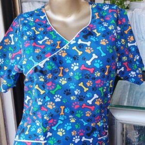 Blusa quirúrgica estampada para dama – Diseño veterinario